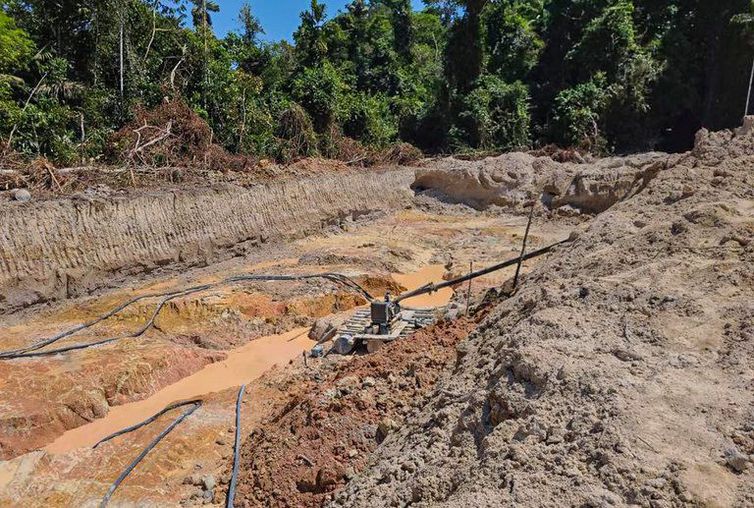 Sinop (MT) -  A Polícia Federal, em ação conjunta com o Ibama e o ICMBio, realizou operação de combate à extração ouro e desmatamento ilegais no Parque Nacional do Juruena (PNJu), em Nova Bandeirantes, região norte do estado de Mato Grosso. A Operação Ibi-Çoroc foi deflagrada no dia 1/8 e teve os trabalhos estendidos até no  final da tarde  desta quinta-feira, dia 3/4.
Foto: Policia Federal/Divulgação